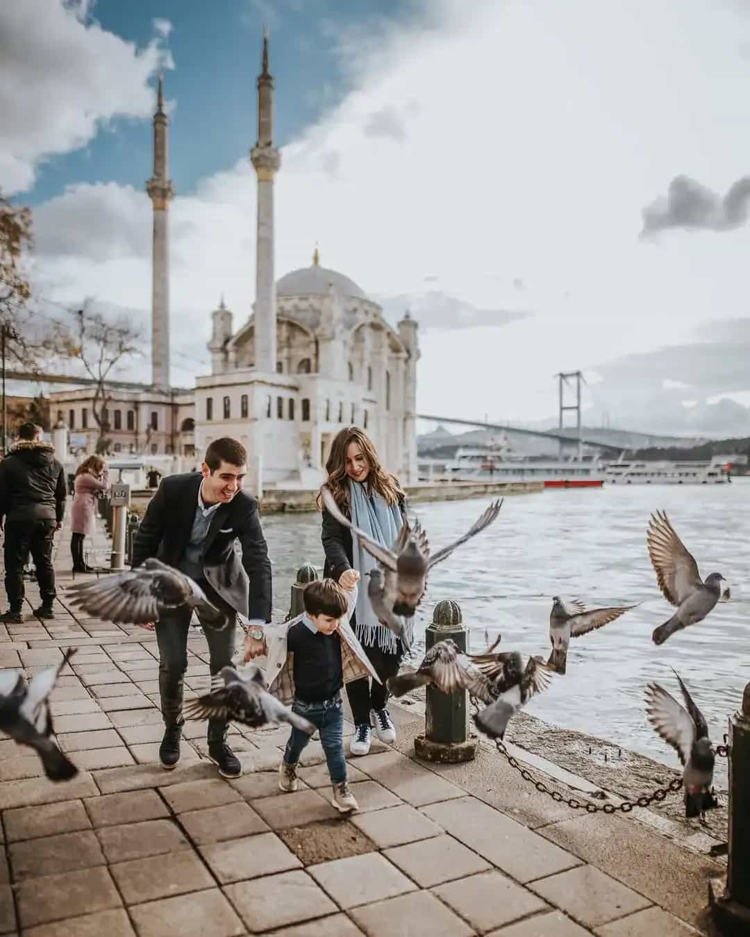 Family Photoshoot in Ortaköy, Istanbul: Fun & Timeless Portraits